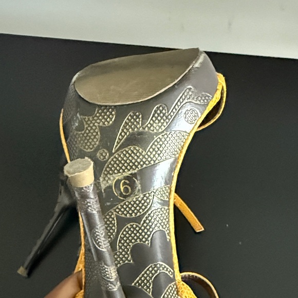 Yellow Strappy Heels Sz 6 - Picture 8 of 11